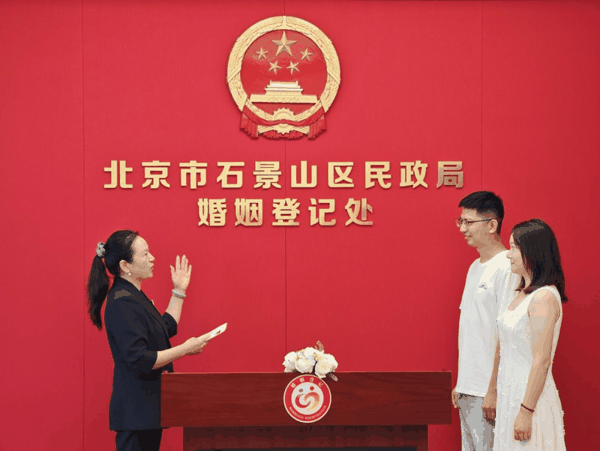 在石景山区民政局婚姻登记处，婚姻家庭辅导师凌梦为新人颁证。新京报记者 田杰雄 摄
