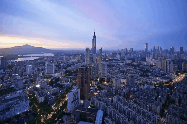 夜色中的南京天际线。