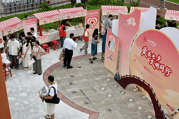 ▲七夕当天，成都高新区桂溪生态公园婚姻登记处