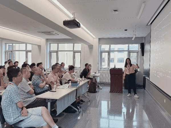 2025年6月，王虹回北大访问期间在数学科学学院作学术报告。图/北京大学数学科学学院