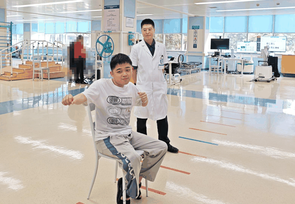 ▲石家铭在医务人员指导下学打八段锦