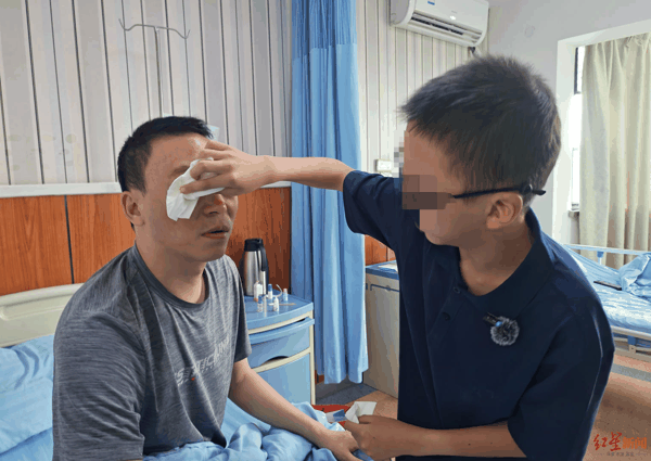 ▲张小鑫在医院照顾爸爸