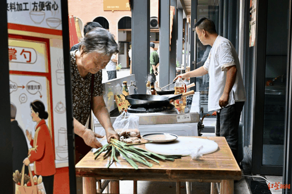 ▲成都交子吉市的菜市场内，市民买了菜后让罗师傅现炒