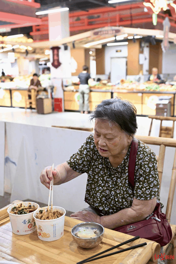 ▲市民黄奶奶正在吃罗师傅现炒的菜
