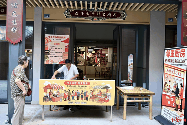 ▲市民黄奶奶路过“邻里厨房”被吸引，也去买了菜让罗师傅现炒