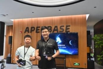 （左一：联合影像产品负责人；右一：华力创科学CEO鱼晨博士)