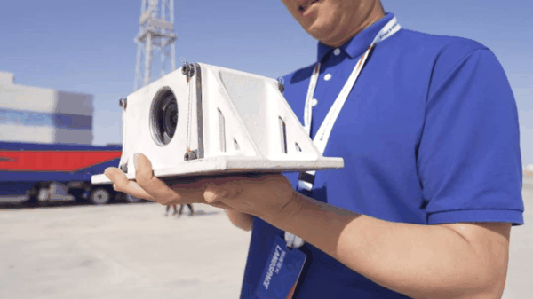 图：蓝箭工程师手拿带有火箭安装支架的Osmo Action 6准备上箭