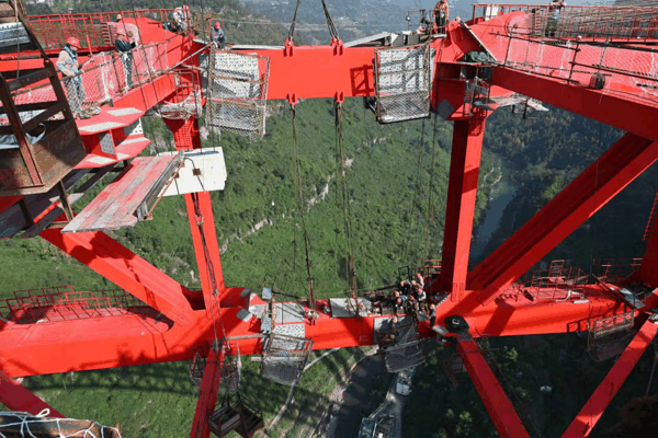 武两高速凤来大溪河特大桥钢桁拱施工现场。李昌伦 
