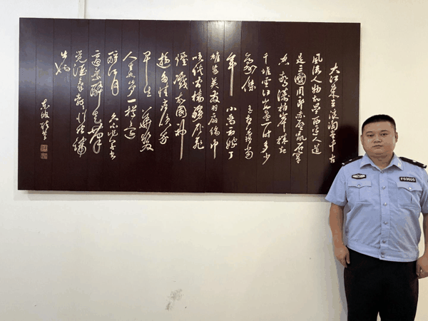 ▲李科在苏祠派出所内苏东坡词前