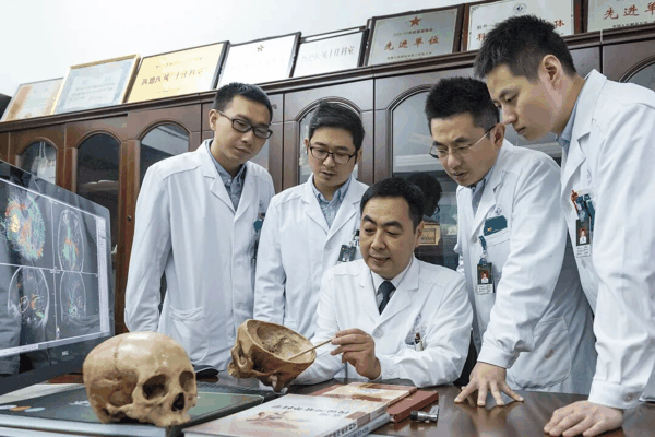 侯立军与团队研究颅骨标本
