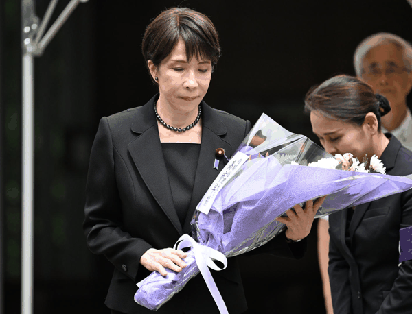 ▲当地时间2026年8月15日，日本东京千代田区，日本首相高市早苗前往千鸟渊战殁者墓苑参拜（图据视觉中国）