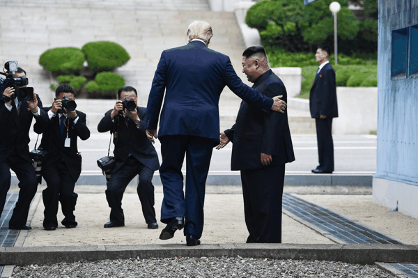▲当地时间2019年6月30日，朝鲜最高领导人金正恩与美国总统特朗普在韩朝非军事区见面（图据视觉中国）