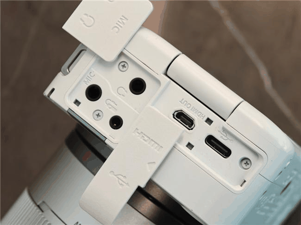 佳能EOS R50 V具备USB Type-C接口
