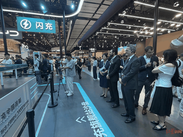 ▲外方嘉宾“组团”参观比亚迪展台
