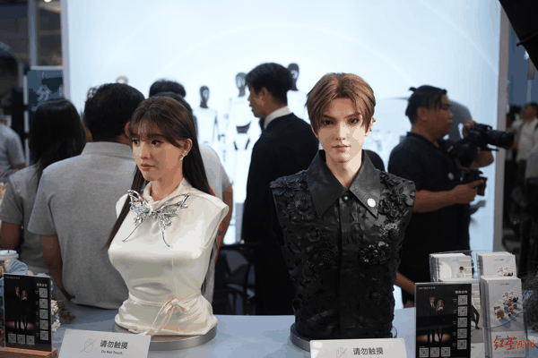 ▲优必选展台的机器人