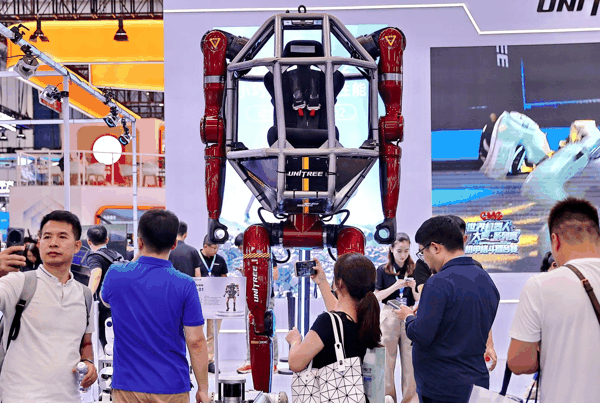 ▲2026世界机器人大会现场展出的载人变形机甲 据ICphoto