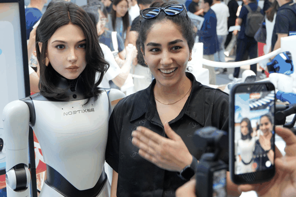 ▲一名外国观众与仿生机器人合影 据视觉中国