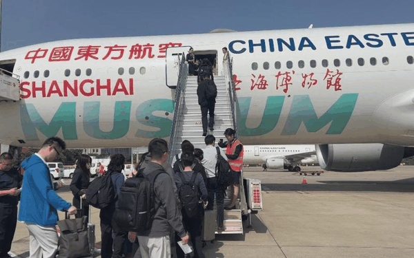 ▲资料图：东航旅客在登机。图/新华社