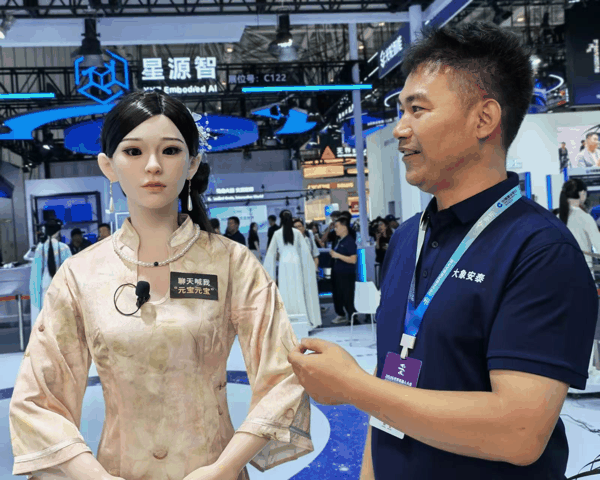 李建博正在介绍大象安泰的仿生机器人产品（图源：时代周报记者摄）