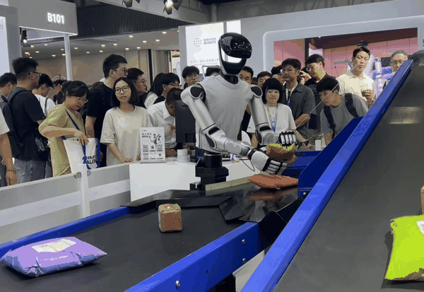 星动M7正在分拣包裹（图源：时代周报记者摄）
