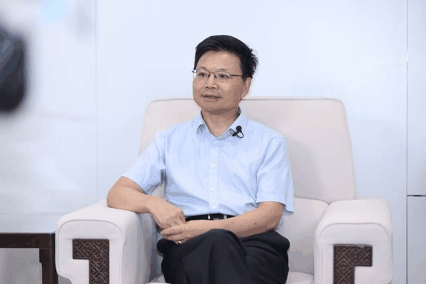 鄂维南院士接受媒体采访。大会主办方供图