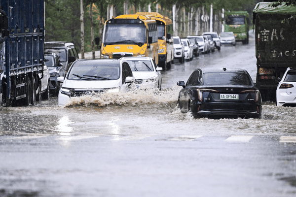 ▲2026年8月19日，长春出现短时强降雨天气，局地伴随雷电、冰雹等强对流天气 图据视觉中国