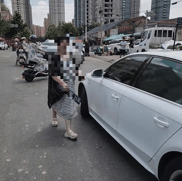 ▲涉事女子将前车牌取下