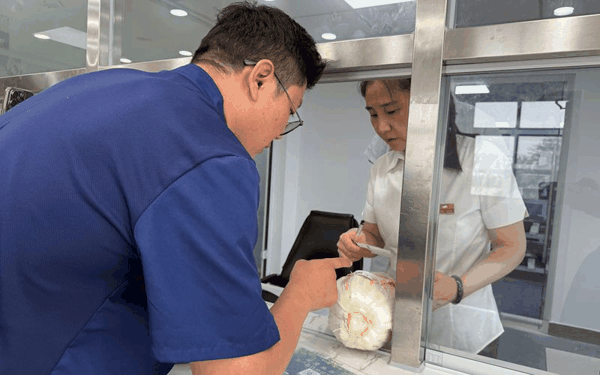 商户将大白菜样本送到检测窗口。新京报记者 陈琳 摄