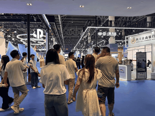 （零跑销售人员在给看展车的用户讲解。 21记者焦文娟/摄） 