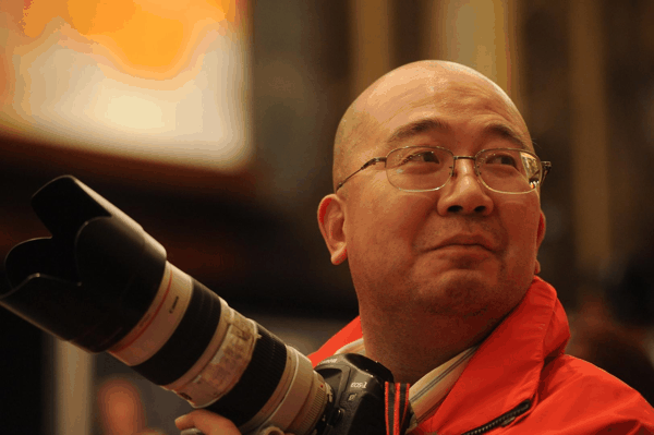 ▲2008年4月10日，北京，著名战地记者唐师曾 图据视觉中国