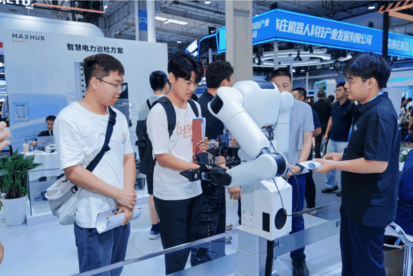 2026世界机器人大会上，视源股份旗下品牌MAXHUB机器人产品亮相。受访者供图