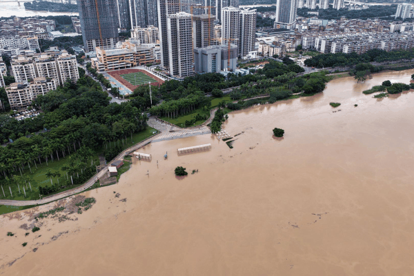 ▲8月24日，广西南宁市，受台风“紫檀”及上游降雨影响，邕江水位持续上涨 图据视觉中国