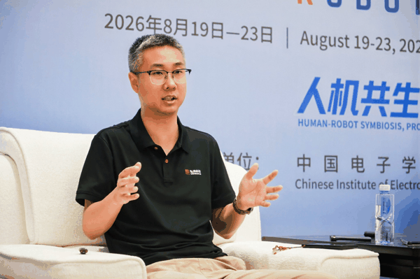 智身科技联合创始人刘宇龙接受群访 图源：世界机器人大会官方