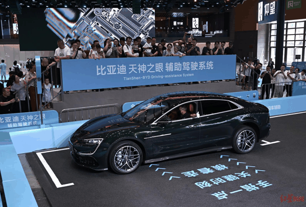▲比亚迪展示智驾停车