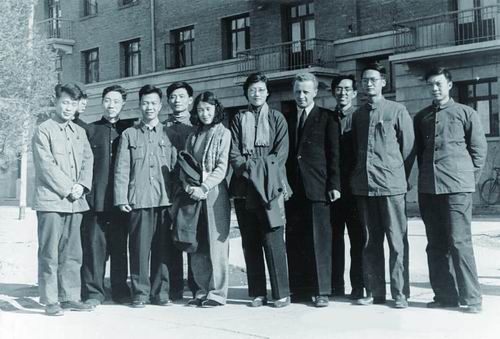 1957年，董韫美（右二）、李开德（右六）等程序设计小组成员合影。