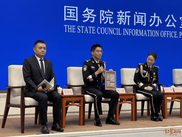 ▲广州市公安局警务技术支队副支队长赵建（中） 红星新闻记者 付垚/摄