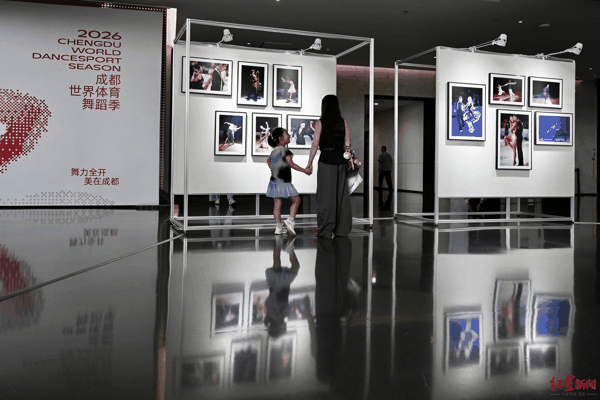 ▲观众驻足欣赏“舞力·摄影展”