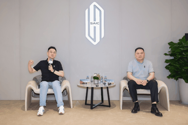 （左为上汽尚界汽车营销部部长杨嗣耀，右为上汽尚界汽车总经理祝勇）