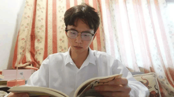 董帅范在家学习。受访者供图
