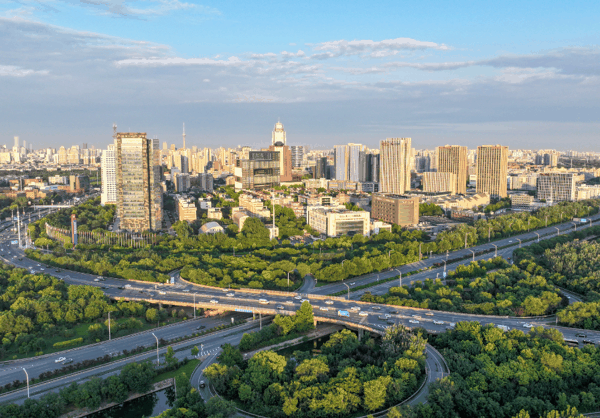 图为天津滨海高新区华苑片区一景。