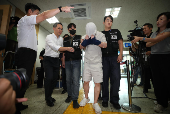 ▲当地时间2026年8月27日，郑某接受逮捕令实质审查