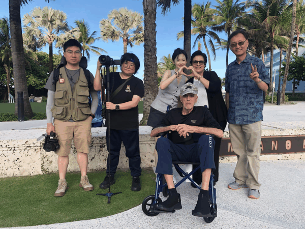 摄制组与轮椅上的老将军合影