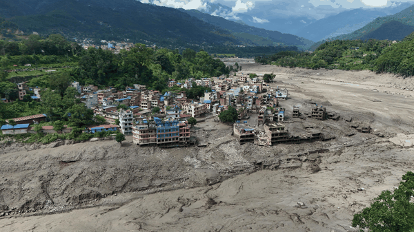 ▲当地时间2026年8月26日，尼泊尔努瓦果德县，特利苏里巴扎尔地区遭遇山洪后受损房屋的航拍画面（图据视觉中国）