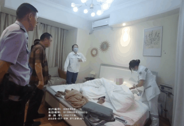 ▲民警在民宿内找到突发疾病的梁先生