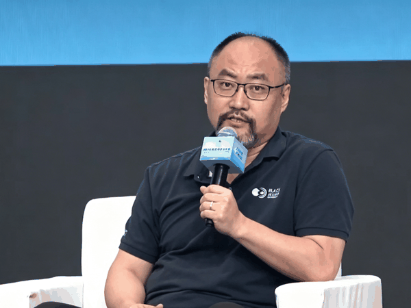 杨宇欣以近存计算为例，认为通过增加片上存储、减少外部数据搬运，可以降低对带宽的依赖，在功耗、成本与算力之间寻找平衡。