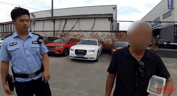 ▲民警及时劝阻