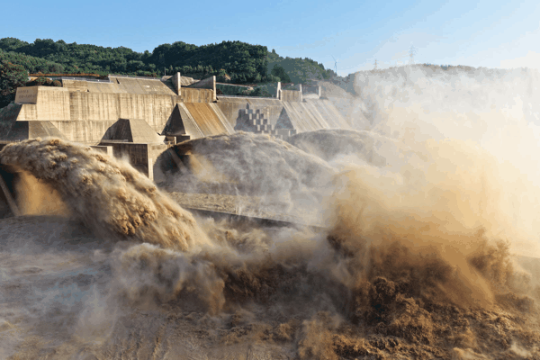 ▲7月5日，河南小浪底水利枢纽排沙现场 图据视觉中国