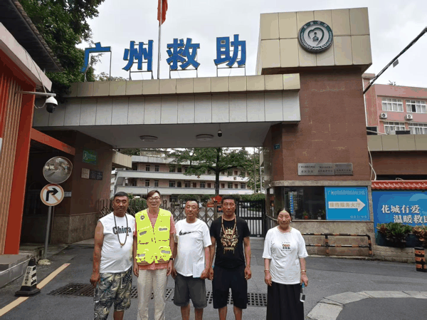 ▲陈国生家人来到广州救助站 图源：蜗牛寻亲