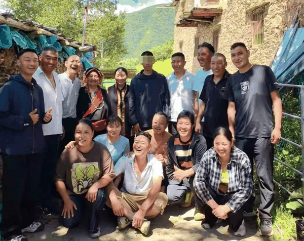 ▲陈国生和家人团聚合影 图源：蜗牛寻亲