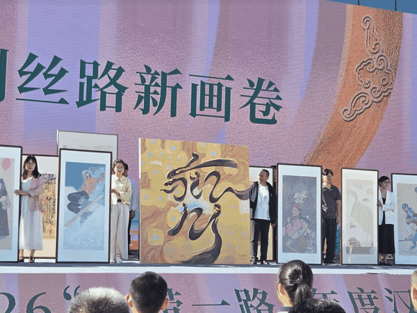 ▲“共创丝路新画卷”展示的齐字绘画